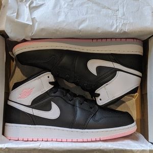 Women's Jordan 1 mids "Artic Pink"